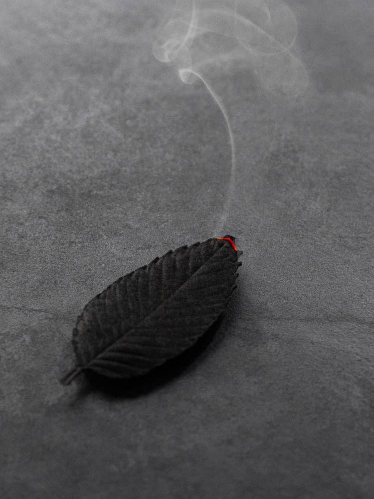 HA KO Paper Incense Leaves - Black No. 02 Focus, Set of 6
