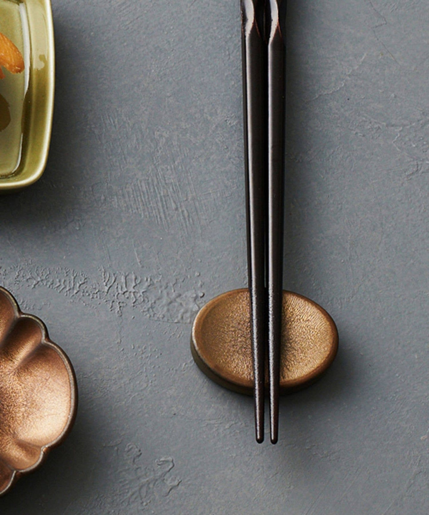 Obanzai Bronze-Gold Chopstick Rest